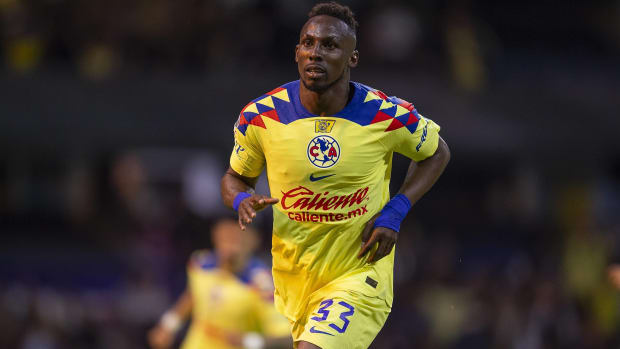Julian Quinones celebra su gol 3-2 de America durante el partido America vs Santos